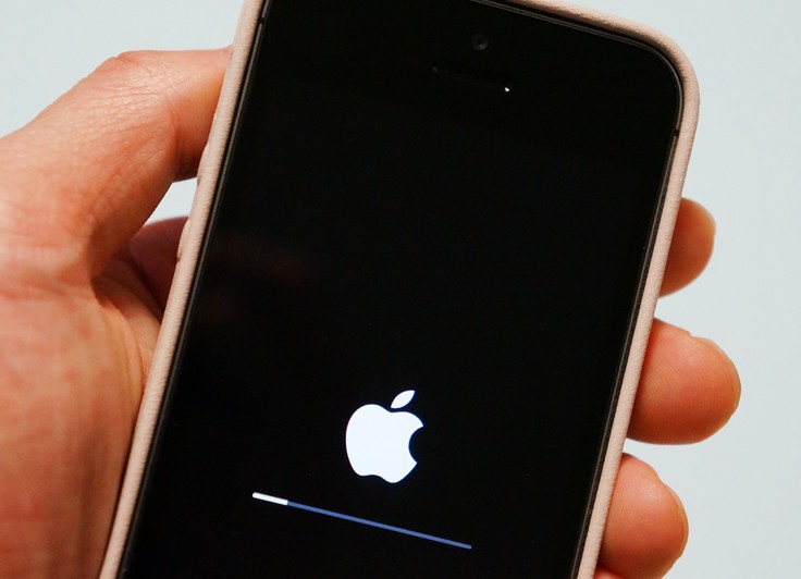 Нажмите одновременно кнопки Home и Power / Sleep и дождитесь появления логотипа Apple
